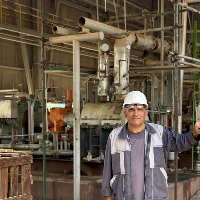 مهندس شاهین روان بُد با کلاه ایمنی در تلمبه‌خانه گاز شرکت نفت در اهواز
